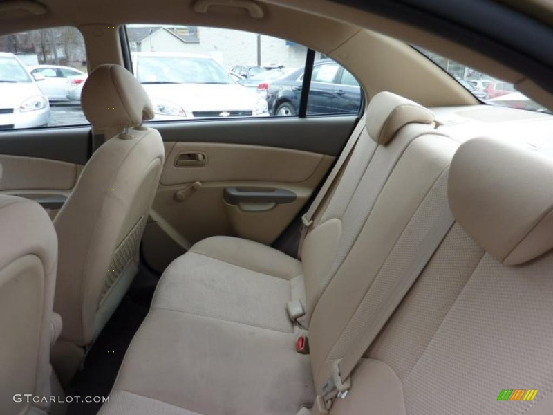Now remove all the seats including this folding bench completely so that you can see the daylight of the trunk lid from the driver’s seat.